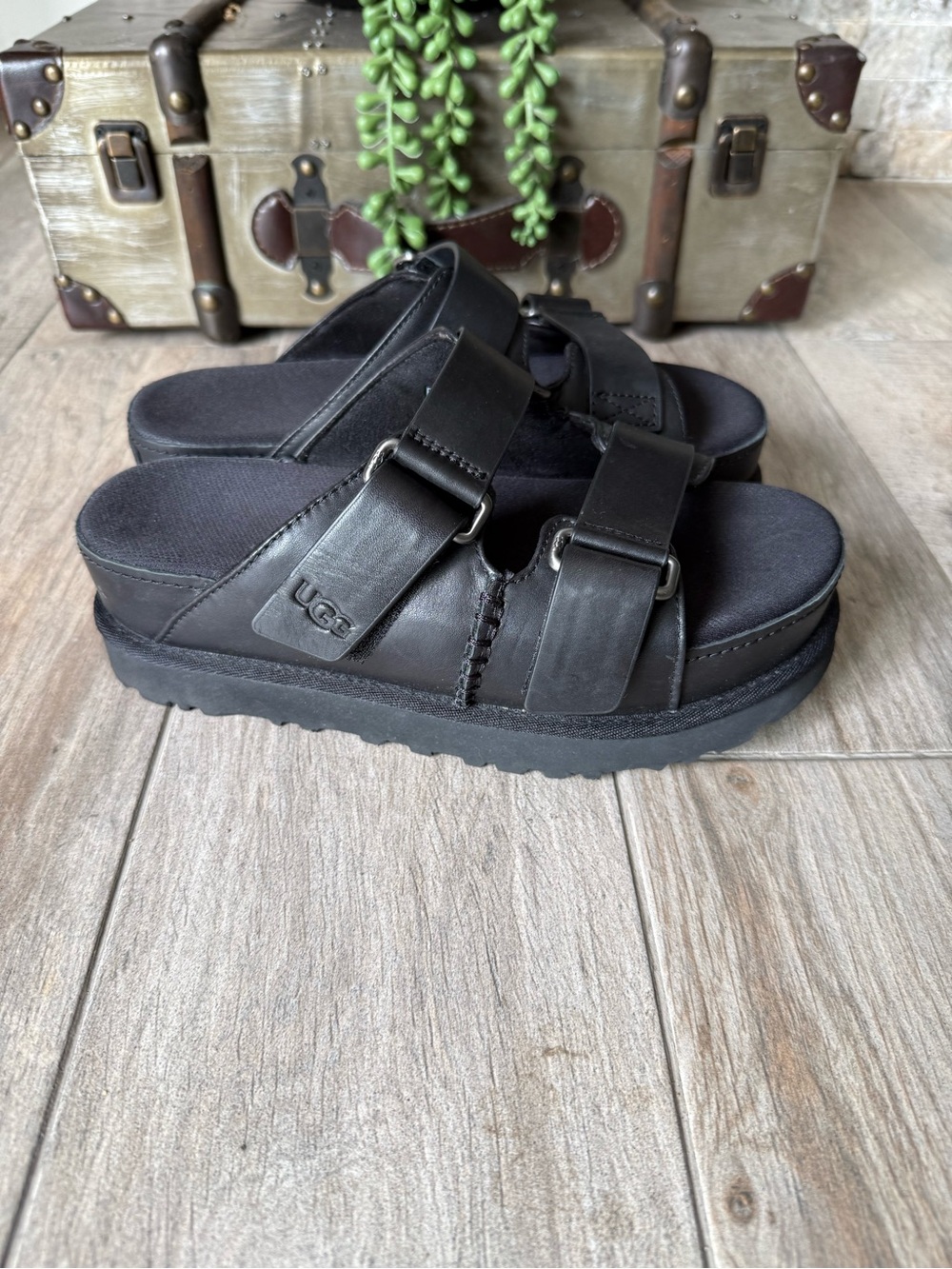 UGG Goldenstar Hi Leather Black Platform